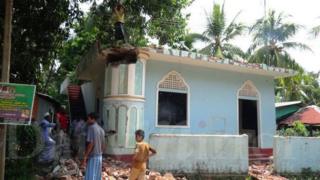 স্থানীয়রা মিলেমিশে মসজিদটি ভেঙ্গে ফেলে