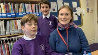 Theo Holroyd, Ollie Gerety ve Cecily Morrison