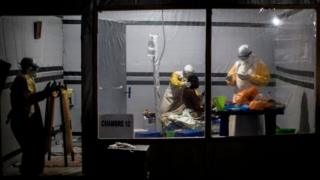 Abakora mu bikorwa by'ubuvuzi bita ku murwayi utaremezwa ko arwaye Ebola i Butembo muri Kongo, ku itariki ya 3 y'ukwezi kwa cumi na kumwe k'umwaka ushize wa 2018