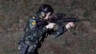 Сининат Вонгваджирапакди стреляет из автомата