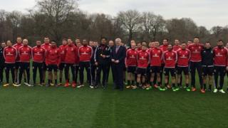 Carwyn Jones a charfan Cymru