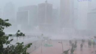 Igihuhusi Mangkhut cazananye muri Philippines cibasiye Hong Kong