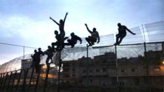 Ils ont franchi la haute barrière frontalière qui sépare le Maroc et l'Espagne.