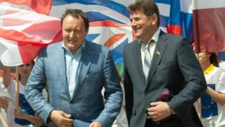 Председатель Запорожской ОГА Константин Брыль (слева) и мэр Запорожья Владимир Буряк во время празднования Дня Европы на Хортице