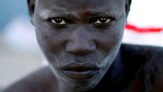 Un migrant est arrivé dans une base navale après avoir été secouru par les gardes côtiers libyens à Tripoli. Des centaines de milliers de migrants d'Afrique subsaharienne ont traversé le désert et la Méditerranée pour tenter d'atteindre l'Europe