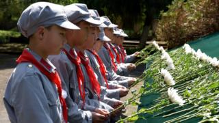 2018年4月3日,一群小學生身著紅軍服裝悼念革命烈士