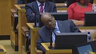 Jacob Zuma oo Baarlamaanka dhex jiifa.