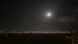(أرشيف) الجيش السوري قال في نوفمبر/تشرين الثاني الماضي إنه تصدى لهجوم صاروخي إسرائيلي استهدف مواقع بضواحي دمشق