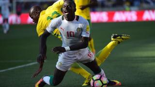 Le défenseur sud africain Kekana tacle violemment Sadio Mané lors du match de qualification pour la coupe du monde 2018 en novembre 2016