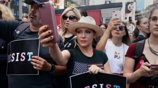 Alyssa Milano rodeada de gente con sus móviles