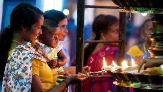சபரிமலை நடை இன்று மாலை திறப்பு: முந்தும் பெண்கள்; திணறும் அரசு - என்ன நடக்கிறது?