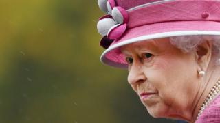 Королева осматривает Королевскую конную артиллерию Королевских войск у казарм Гайд-парка в Лондоне, Великобритания, 19 октября 2017 года