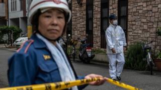 Policías cerca del estudio Kyoto Animation