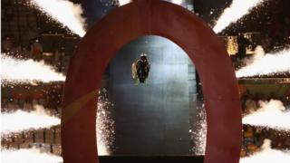 O atleta cadeirante Aaron "Wheelz" Fotheringham deu um mortal através do 0 que encerrava a contagem regressiva para o evento.