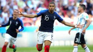 Kylian Mbappé celebra su segundo tanto del partido.