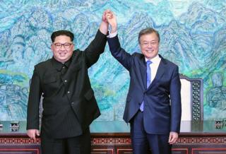 คิม จอง อึน กับ มุน แจ อิน จับมือกันชูขึ้น
