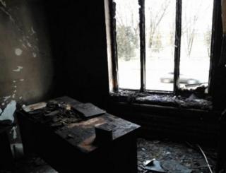 Ущерб от пожара в Мемориальном офисе в Назрани на юге Российской республики Ингушетия.