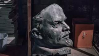 Un busto de Vladimir Lenin en un depósito