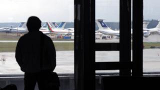 Мужчина в аэропорту Минска