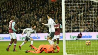 Juan Mata kenan a lokacin da ya ci West Ham kwallon farko