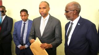 Wasiirkii waxbarashada C/raxmaan Daahir Cismaan (Midig) oo la taagan ra'isulwasaaraha