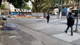 Moradores de rua ao lado do Terminal Bandeira, no centro de SP