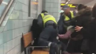 metroda sürüklenen kadın