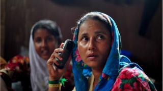 রোহিঙ্গা ক্যাম্পে সাতদিনের মধ্যে মোবাইল ব্যবহার বন্ধ করতে হবে