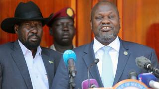 Riek Machar (dama) da shugaba Salva Kiir suna yi wa 'yan jarida bayani a Juba