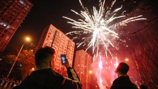 北京某角落群眾觀看煙花迎新年(27/1/2017)
