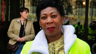 Céline N'Go, Gilet jaune d'origine camerounaise. Elle travaille comme infirmière.