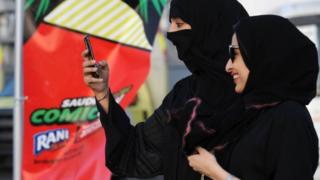 Женщина из Саудовской Аравии использует свой мобильный телефон в Джидде 16 февраля 2017 года
