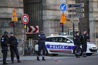 Policía a las puertas del museo del Louvre, en París.