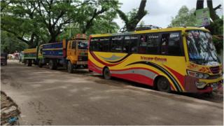 প্রত্যাবাসনের জন্য তিনটি বাস ও দুটি ট্রাক প্রস্তুত রাখা হয়েছিলো
