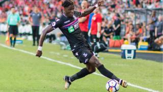 L'ailier de Crystal Palace, Wilfried Zaha, a accusé les fans de Manchester United et de Liverpool de l'avoir traité de "singe noir" dans des messages sur les réseaux sociaux.