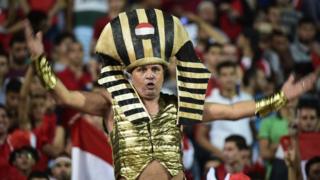 Football fans for Egypt dey ginger dem national team as dem beat Uganda 1-0 for Tuesday World Cup 2018 qualifier. Midfielder Sam Morsy say di Pharoahs don move "one step closer" to play for their first World Cup since 1990 with di win.