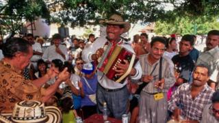 Acordeonista tocando vallenato colombiano.