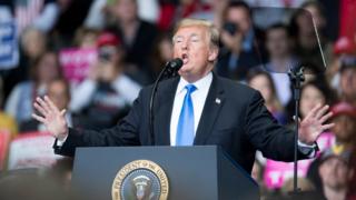 Tác giả cho rằng Tổng thống Trump là một người có phẩm hạnh kém, hành động rất liều lĩnh nếu không nói là dại dột, hiểu biết giới hạn và kỳ thị chủng tộc