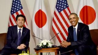 Mr Abe da shugaba Barrack Obama sun ajiye furanni a wani bikin addu'o'i
