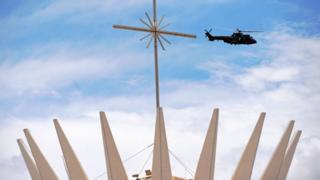 Helicóptero faz treinamento para segurança da posse perto de monumento