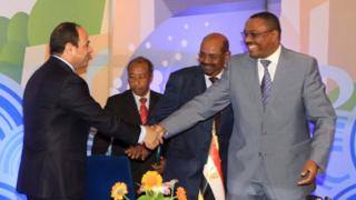 السيسي (يسار) والبشير (وسط) ورئيس وزراء إثيوبيا (يمين)