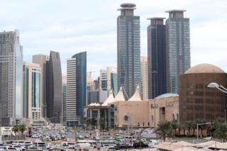 На этом снимке, сделанном 24 ноября 2015 года, изображены небоскребы в столице Катара Дохе.