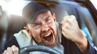 Hombre enfadado en el carro.