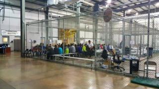 Jaula gigante llena de inmigrantes ilegales