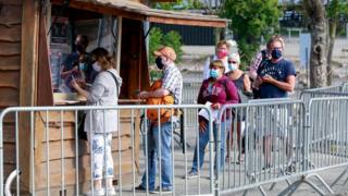 Parkbesucher tragen Schutzmasken am Eingang des Wildparks Pairi Daiza