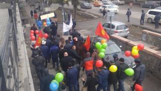 18-мартта Бишкекте өткөн жөө жүрүшкө жүзгө чамалуу киши катышты