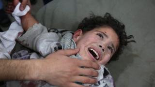 Wani yaro da ka kubutar daga ginin da bam ya ruguza a Ghouta