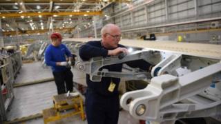 Рабочие Airbus строят крыло в Бротоне, Флинтшир