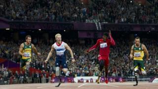 Cuatro competidores de atletismo