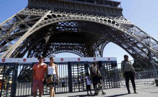 Охранные ворота на Эйфелевой башне, Париж. 24 августа 2016 года